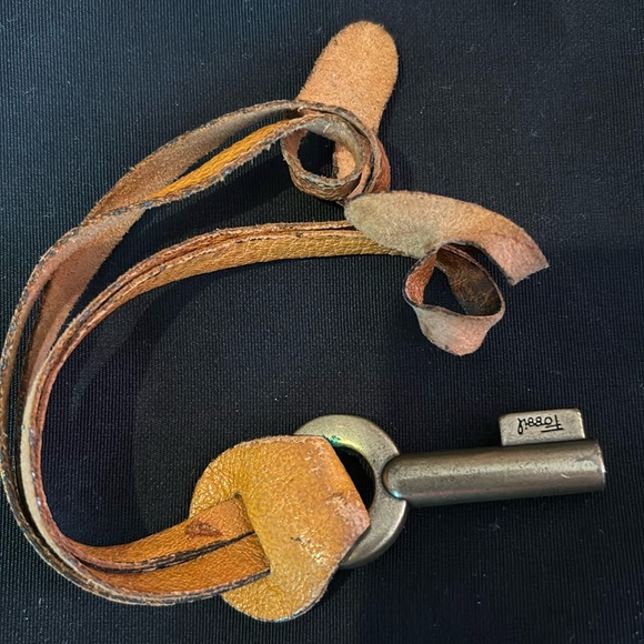 fossil Key Keychain w/ Brown Leather - Picture 1 of 4